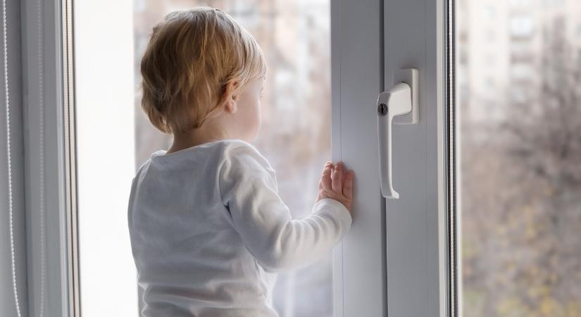 Tizenöt emeletnyi zuhanást élt túl egy kétéves gyermek
