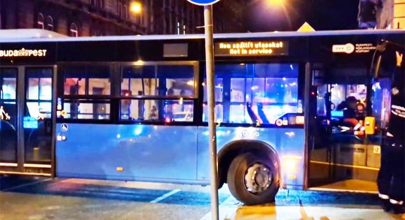 Beragadt, majd mindent letarolt: eltévedt buszsofőr árasztotta el vízzel az utcát