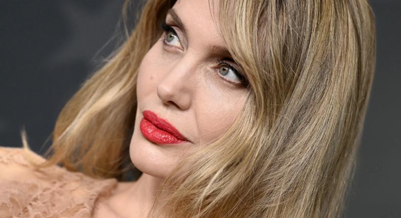 Angelina Jolie brutálisan szőke hajjal, élete legszebb ruhájában tündökölt a cannes-i filmfesztiválon