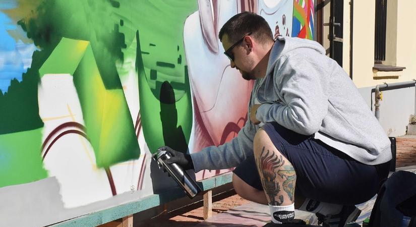 Világhírű graffitiművészek értelmezték újra a példa nélküli történelmi esemény üzenetét – videóval, galériával