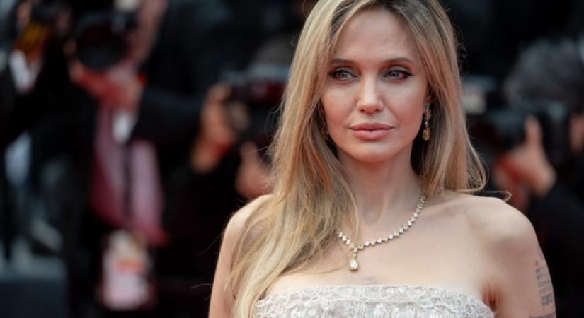 Angelina Jolie ruhájáról beszél most mindenki, így jelent meg Cannes-ban