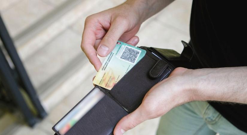 Oltás nélkül lett védettségi igazolványuk, törvény elé kell állniuk