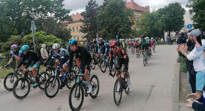 Elstartolt a Tour de Hongrie 4. szakasza – átszelték a vizek városát a bringások