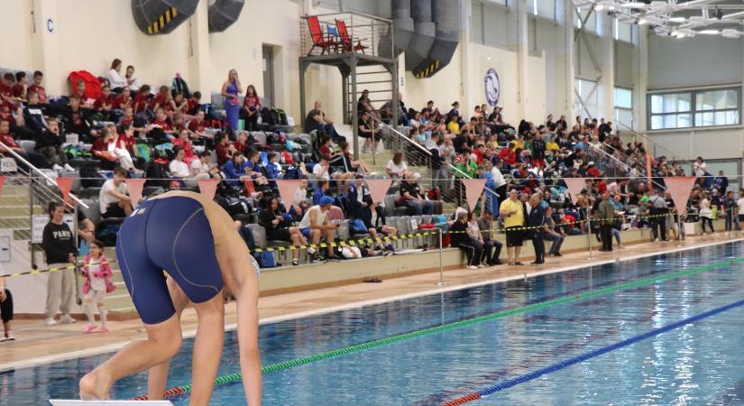 Több száz fiatal ugrott medencébe Szentesen, rekordszámú nevezéssel kezdődött meg a XXVII. Óvodától az Olimpiáig Nemzetközi Úszóverseny