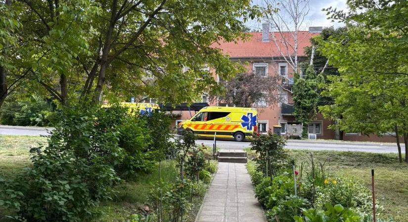 Folytatódnak a szörnyű események Komlón, több mentőautó a helyszínen