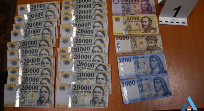 Úgy gyűjtötték a húszezreseket, mint más az aprót – Így néz ki egy halom mocskos drogpénz