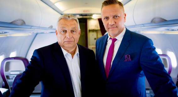 Gönczi Gábor Magyar Péter hímtagja után ma Orbán Viktorra cuppan rá
