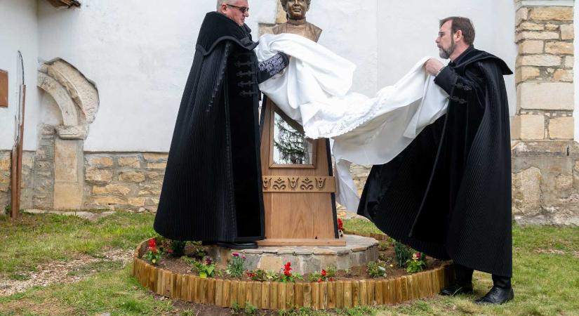 Szobrot állítottak Kalotaszeg nagyasszonyának