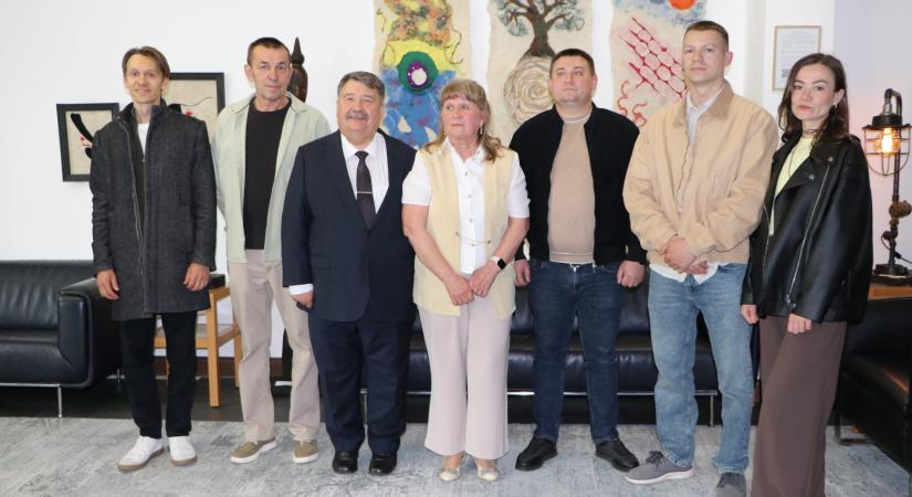 Kárpátaljai művészházaspár alkotásai az ungvári főkonzulátuson