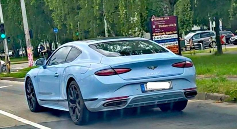 Újabb nagyon ritka luxusautó bukkant fel Zalaegerszegen: így gördült végig az óceánkék Bentley a felüljárón (fotók)