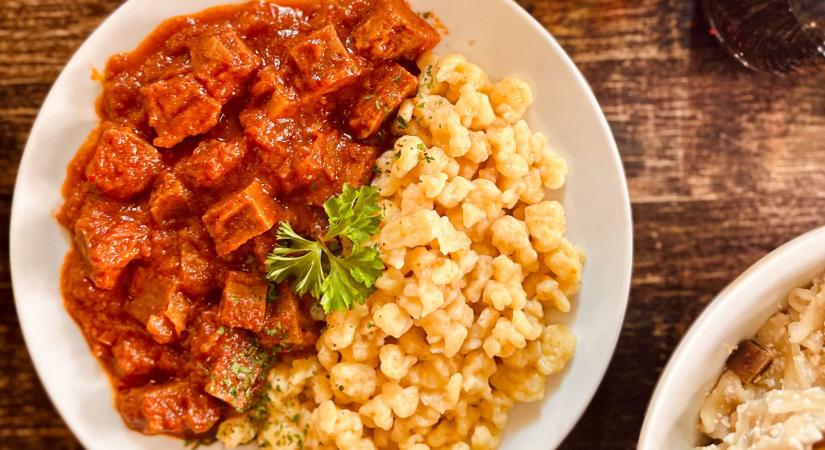 Ahol a búzapörkölt nagyobbat szól, mint egy cigánypecsenye: a Kozmosz Vegán Étteremben jártunk