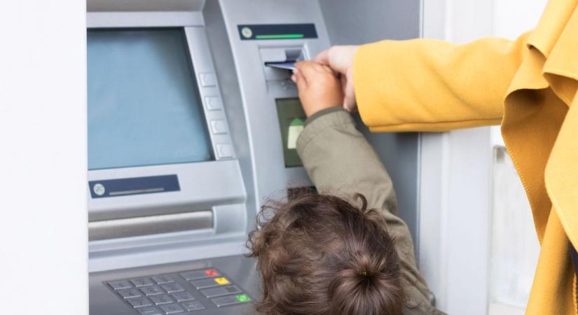 Ezért lehet hasznos bankszámlát nyitni a gyermekednek