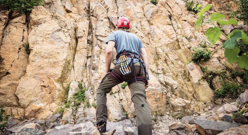 Többmázsás sziklatömbök lazultak meg a Benedek-hegyen, ipari alpinisták hárították el a veszélyt
