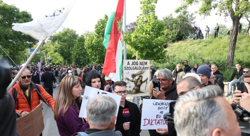 Berlinben tüntettek a magyar kormány ellen a nagykövetség épületénél