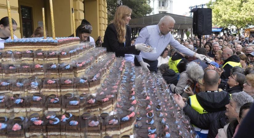 Fenséges ízű édességet szeleteltek Nyíregyháza főterén – ön kóstolta a város tortáját? (fotók, videók)