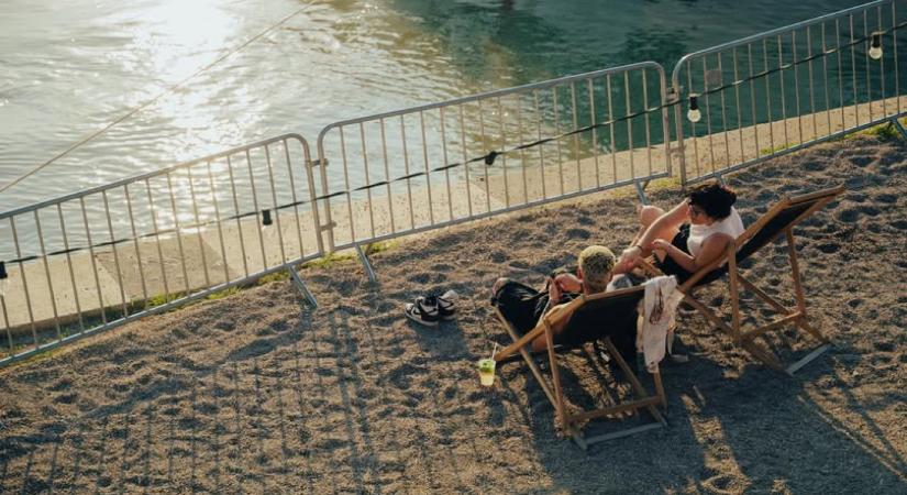 Súlyos sérülést szenvedett egy férfi, akit nem tartott meg a korlát, és több métert zuhant a Pontoon nevű szórakozóhelynél