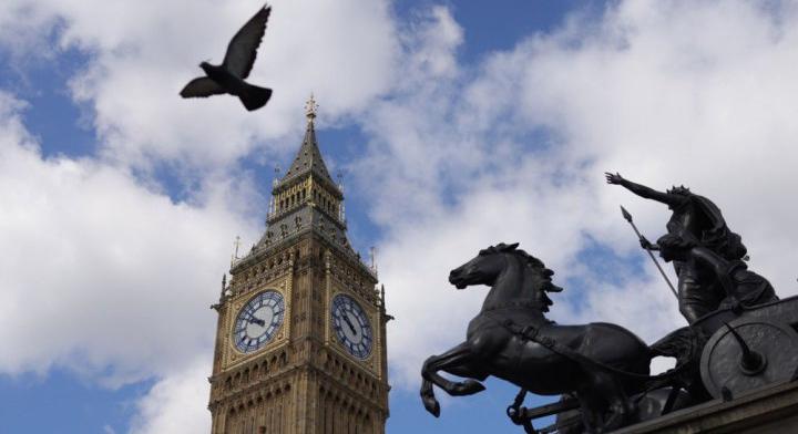 A brit nemzetbiztonság megsértésével vádolnak meg három iránit