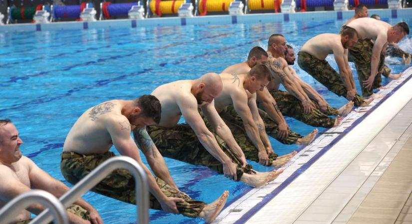 Tatai katonákat vezényeltek az uszodába