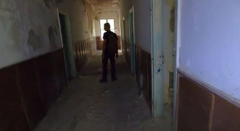 Mi lehetett itt? Üzenet az elhagyott laktanya falán Feldebrőnél  videó