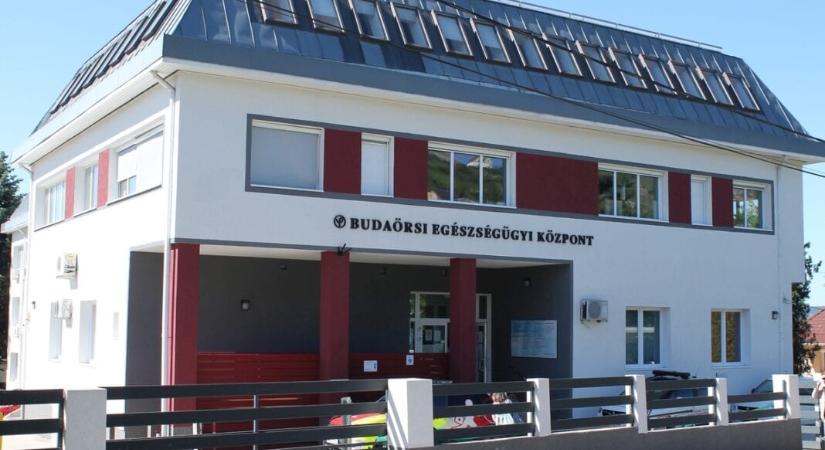 Kirúgták a doktornőt a Budaörsi Egészségügyi Központból, miután nem látta el a füllfájással küzdő beteget