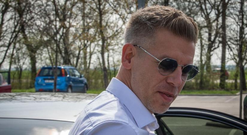 Gyerünk, gyerünk, Magyar Péter-rajongó „függetlenek” – elő a „je suis Futó Boglárka” és a „je suis Mandiner” kitűzőkkel!