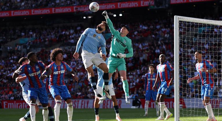 Egész Anglia forrong, amiért a Crystal Palace kapusát nem állították ki a kupadöntőben