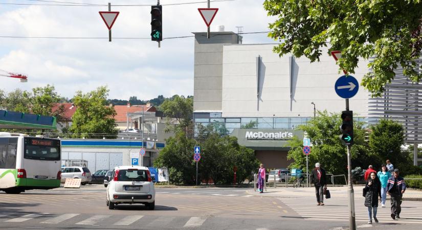 Jobbra enged a nyíl, de te egyenesen mennél? Ez a teendő a bonyolultnak látszó forgalmi helyzetben
