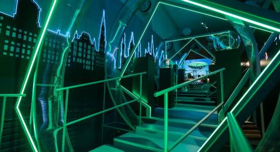 Téridő-trambulin, ITER-makett, tekerőlant – fizika és régizene a Múzeumok Majálisán az MTA standján