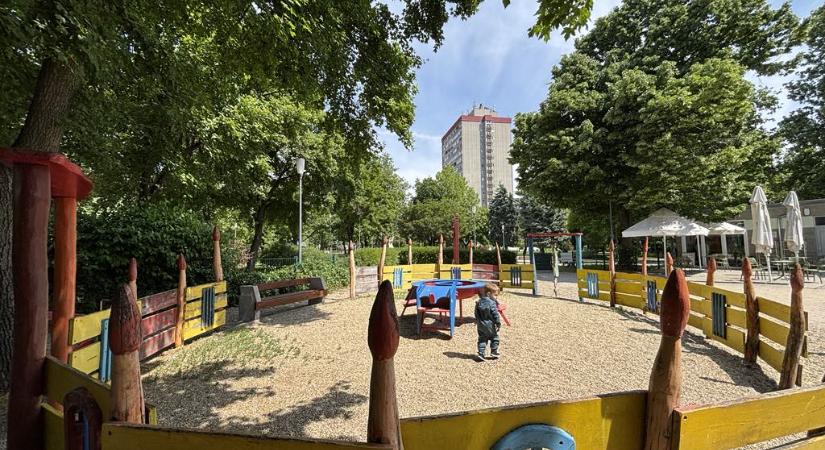 JÁTSZÓTÉR MUSTRA: Szilárd Leó park Uránvárosban, kávézóval és mosdóval