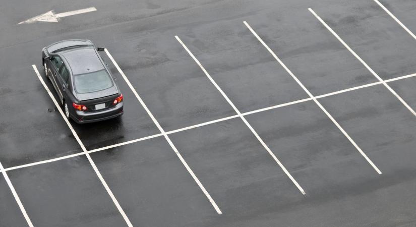 Nem használhatják a lakosok a forgalmas parkolókat, mutatjuk, meddig