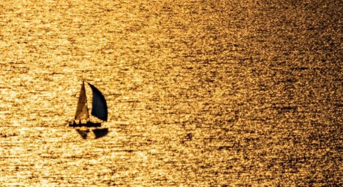 Aranylázban égett alkonyatkor a horizont