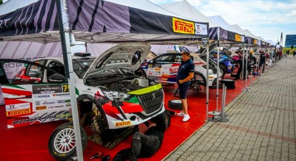 Extrém verseny után mosolygó dobogósok a Peugeot Kupában