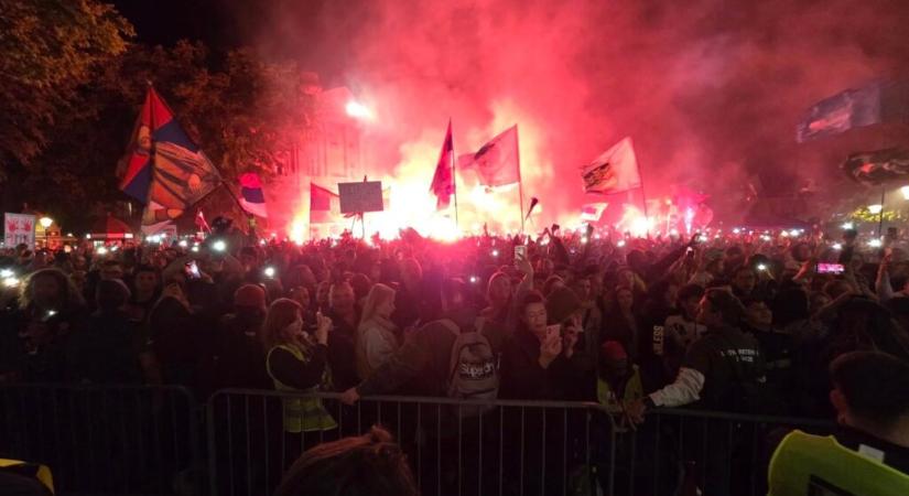 Tűt nem lehetett leejteni Szabadkán az országos tüntetés késő esti óráiban