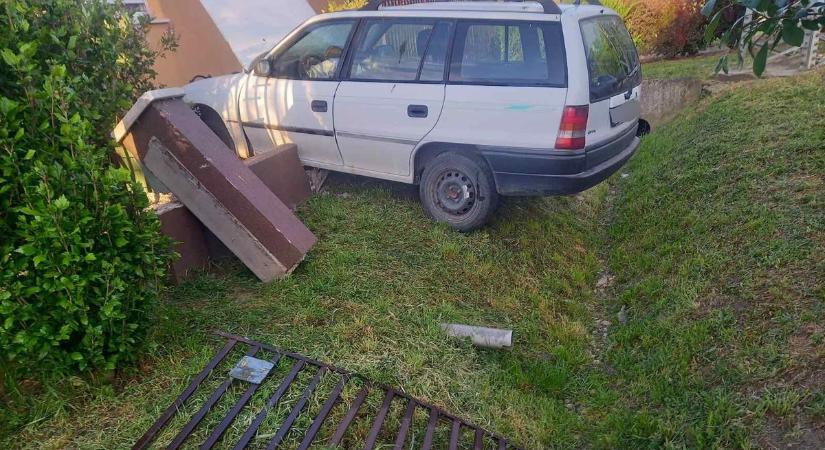 Kerítésnek csapódott egy autó Berettyóújfaluban - fotókkal
