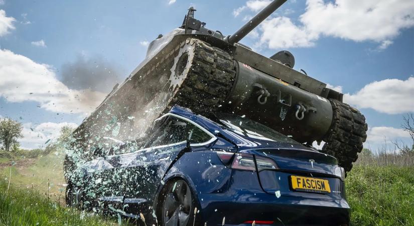 Tankkal zúzott szét egy Teslát a 98 éves veterán