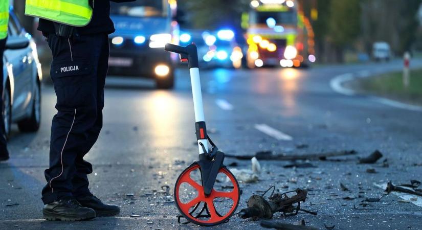 Árokba borult autó miatt akadozik a forgalom