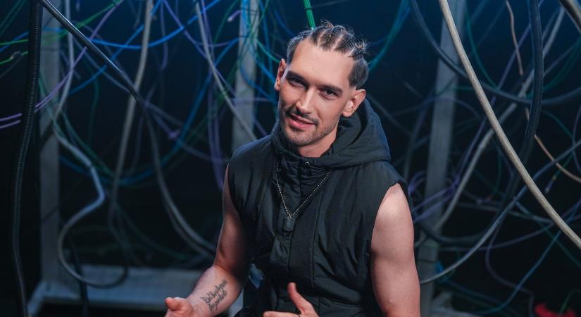 NAPI-KLIP: A párkányi Szekér Gergő új dala letaglózóan őszinte a háborúról és férfiasságról (VIDEÓ)