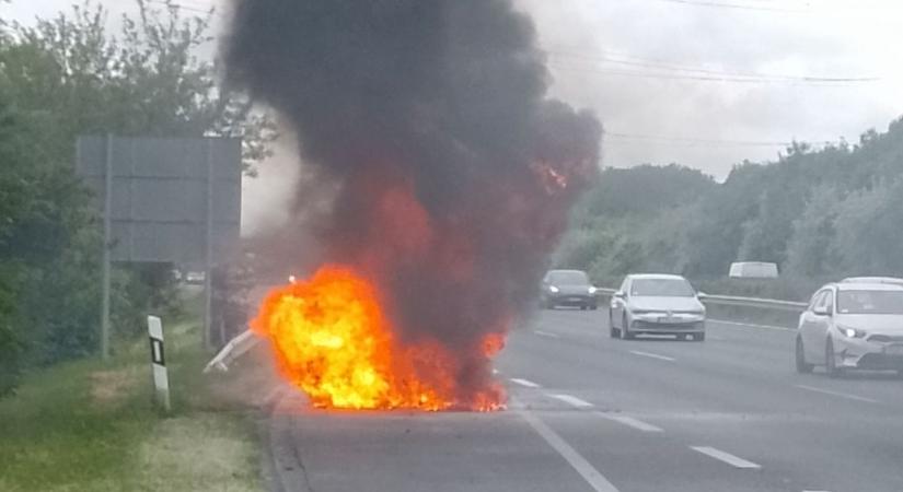 Lángokban állt az M7-es, katonák is segítettek - fotók