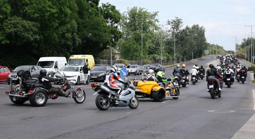Könnyfakasztó videó - Varga Ákos Alma búcsúztatója motoros szemmel