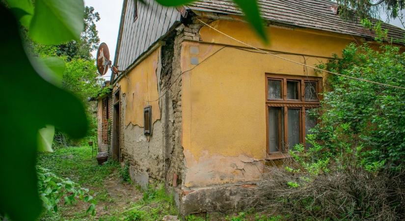 "Édes Katikám" - Szívbemarkolóan fest az elhagyott vasi házikó, ahol mindent hátrahagytak - fotók