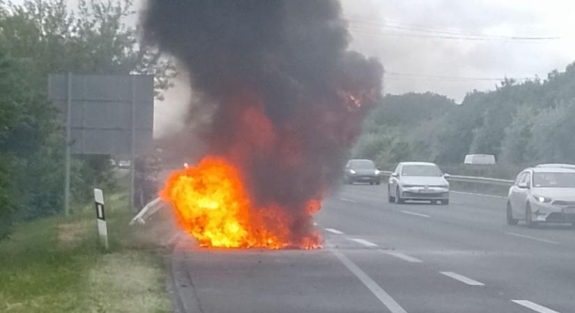Dráma az M7-esen: az autósok próbálták eloltani a lángoló Citroënt