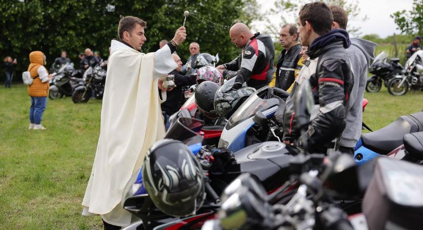 Motorosok lepték el az ecsédi zarándokhelyet