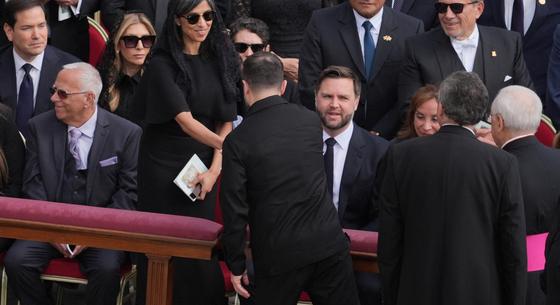 XIV. Leó pápa beiktatásán fogott kezet Volodimir Zelenszkij és J. D. Vance