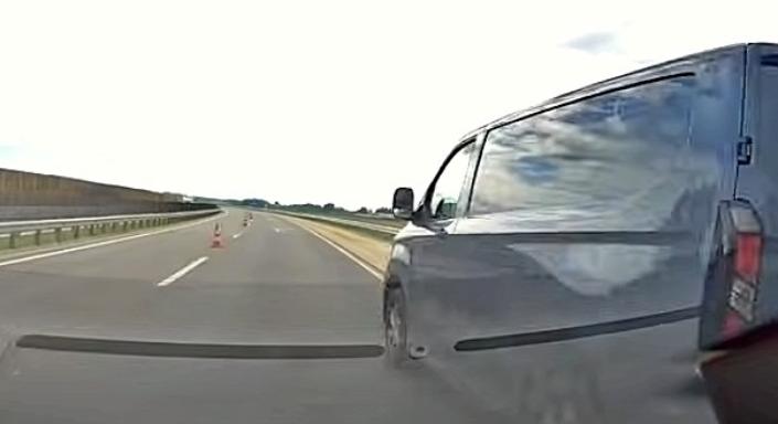 Elborulta az agya az M4-esen, a murván előzött a furgonos