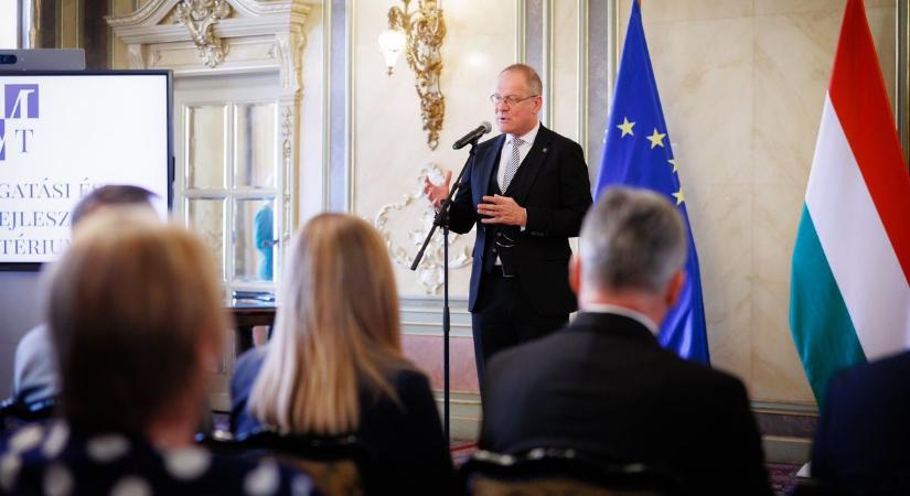 Önkormányzatokat ment meg a kormány