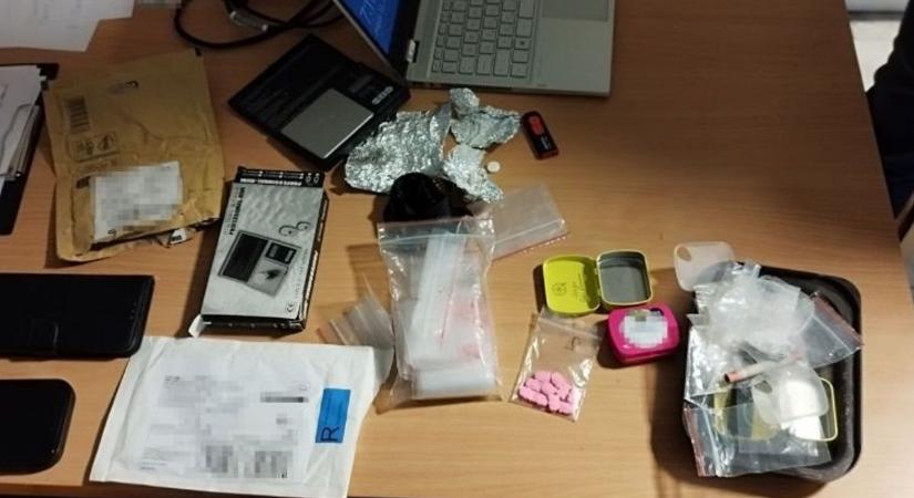 Postás vitte házhoz a drogot a tinédzser fiúnak