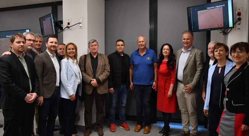 Közpénzből, az egyetemi Fidesz-irodába szervezték Georg Spöttle fellépését Debrecenben