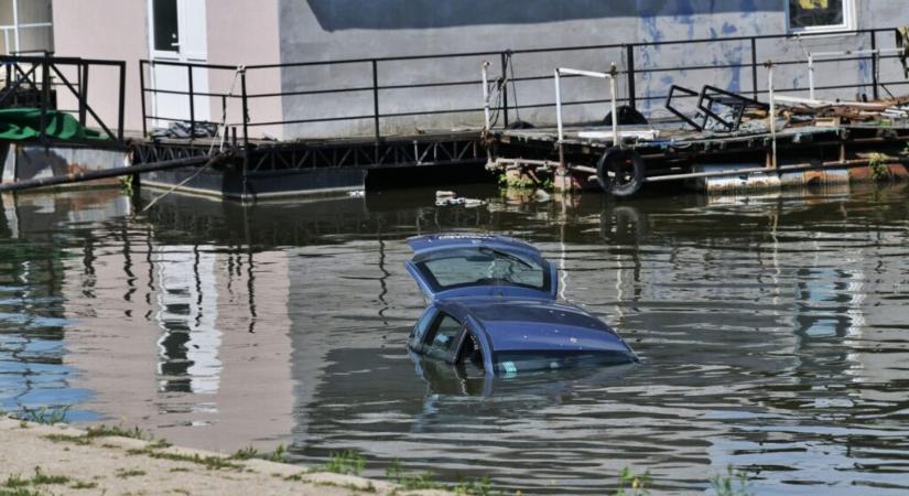 Hátramenet helyett elsőbe tette a kezdő sofőr, a folyóban kötött ki a pár