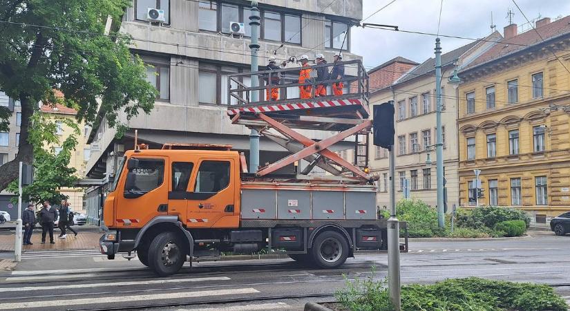 Leszakadt a vezeték a Tisza Lajos körúton, képeken a károk