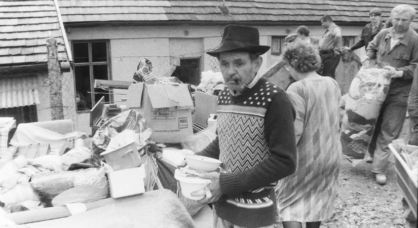 A városrész, ahol a falon festmény, virágtartóra akasztott kerti törpék és kerekek üdvözölték a betérőket